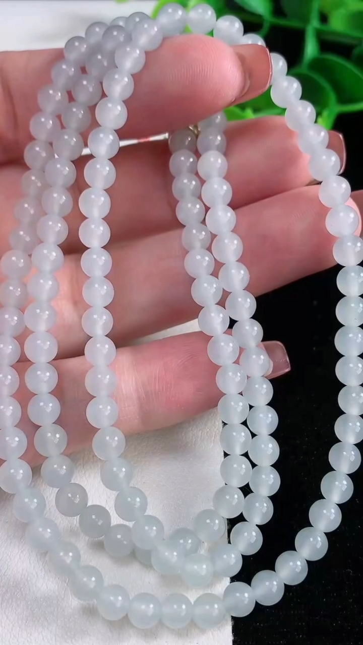 天然A货翡翠圆珠项链，尺寸5-130颗，重量:30.00g
12月16日