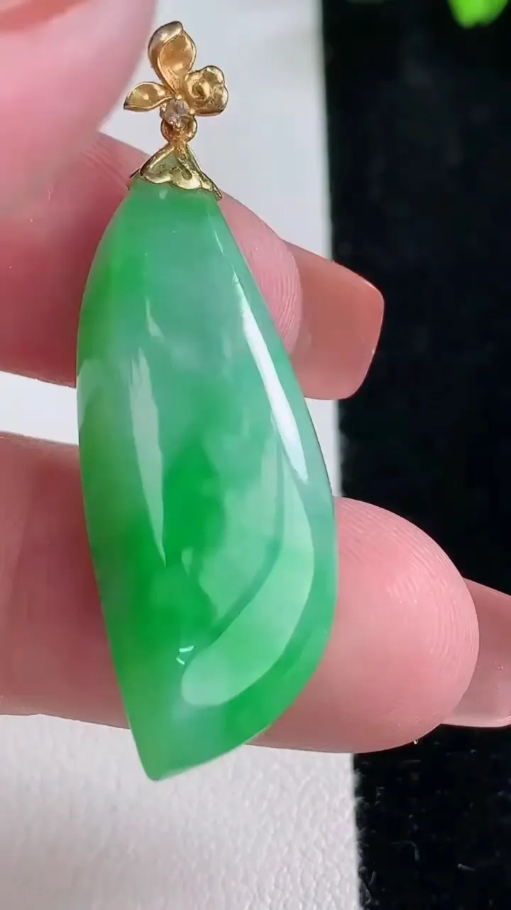 天然A货翡翠随形吊坠，尺寸36.7-14.3-7.2，重量:6.36g
12月16日