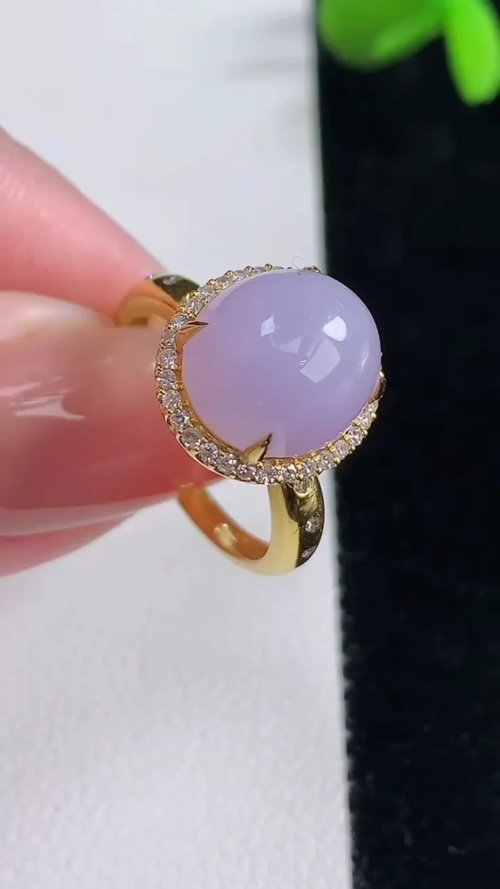 天然A货翡翠18K金紫罗兰蛋面戒指，尺寸17.4-11.5-10.2-10.8，重量:4.16g2025年12月16日
工厂直销收藏佳品,种好水足，色泽均匀，有种有色，上手高大气！