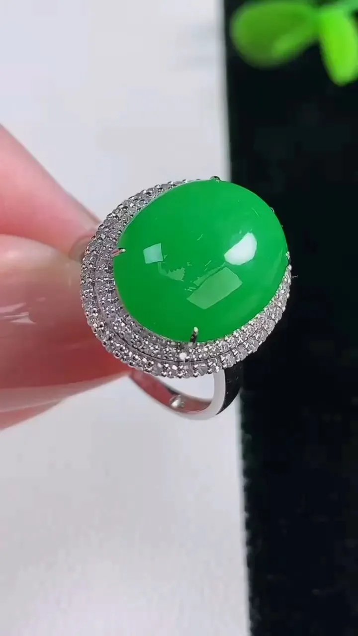 天然A货翡翠蛋面戒指，尺寸17.7-15.3-12-8.7，重量:4.55g2025年12月16日
