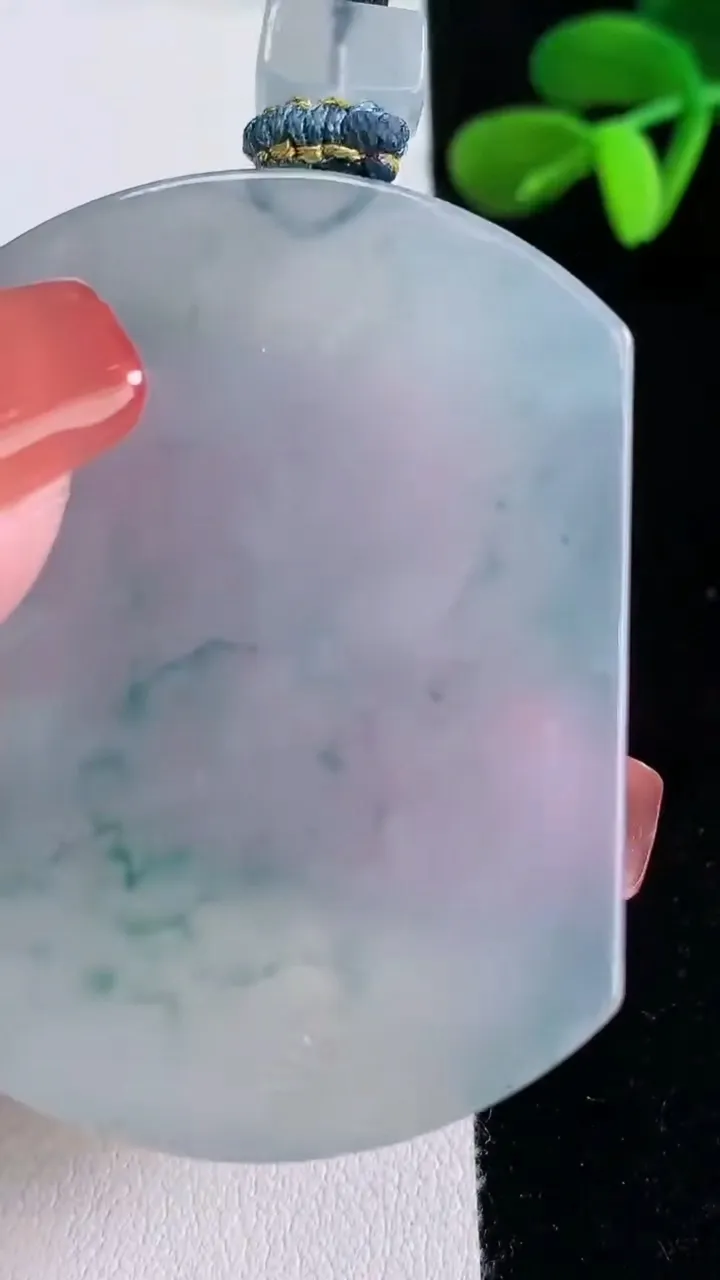 天然A货翡翠种飘花无事牌吊坠，尺寸50-38.8-5.6，重量:32.76g
12月16日