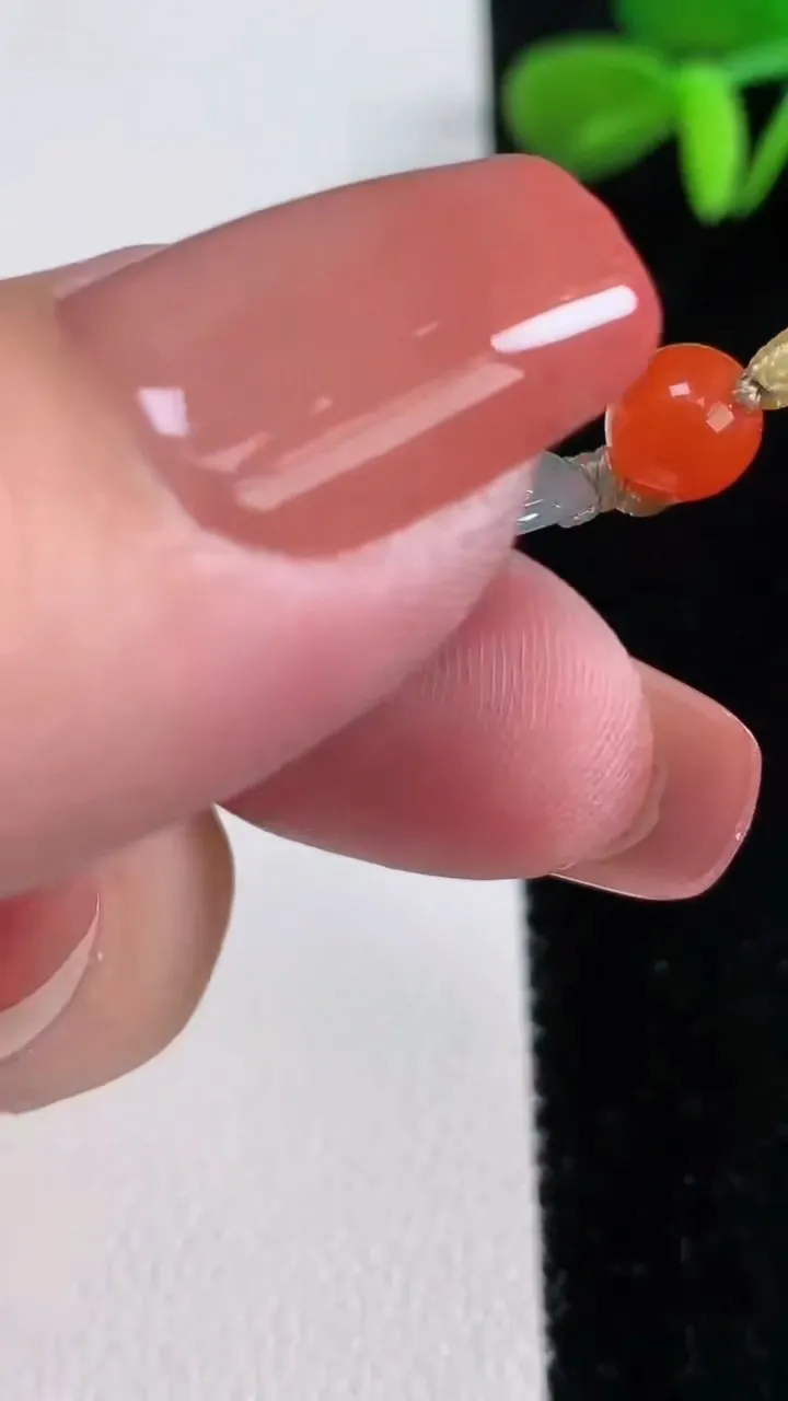 天然A货翡翠冰种飘花福豆吊坠，尺寸43-19.2-6，重量:8.48g
12月16日