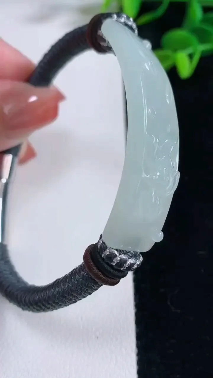 天然A货翡翠和和美美 荷花手绳，尺寸52.4-12.8-6.3，重量:23.15g
12月16日