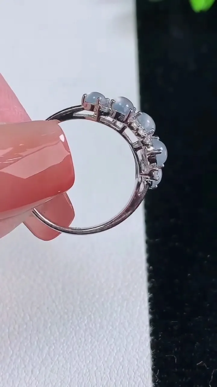 天然A货翡翠种冰种白冰蛋面戒指，尺寸16.8-3.8-5，重量:2.06g2025年12月16日
工厂直销收藏佳品,种好水足，色泽均匀，有种有色，上手高大气！