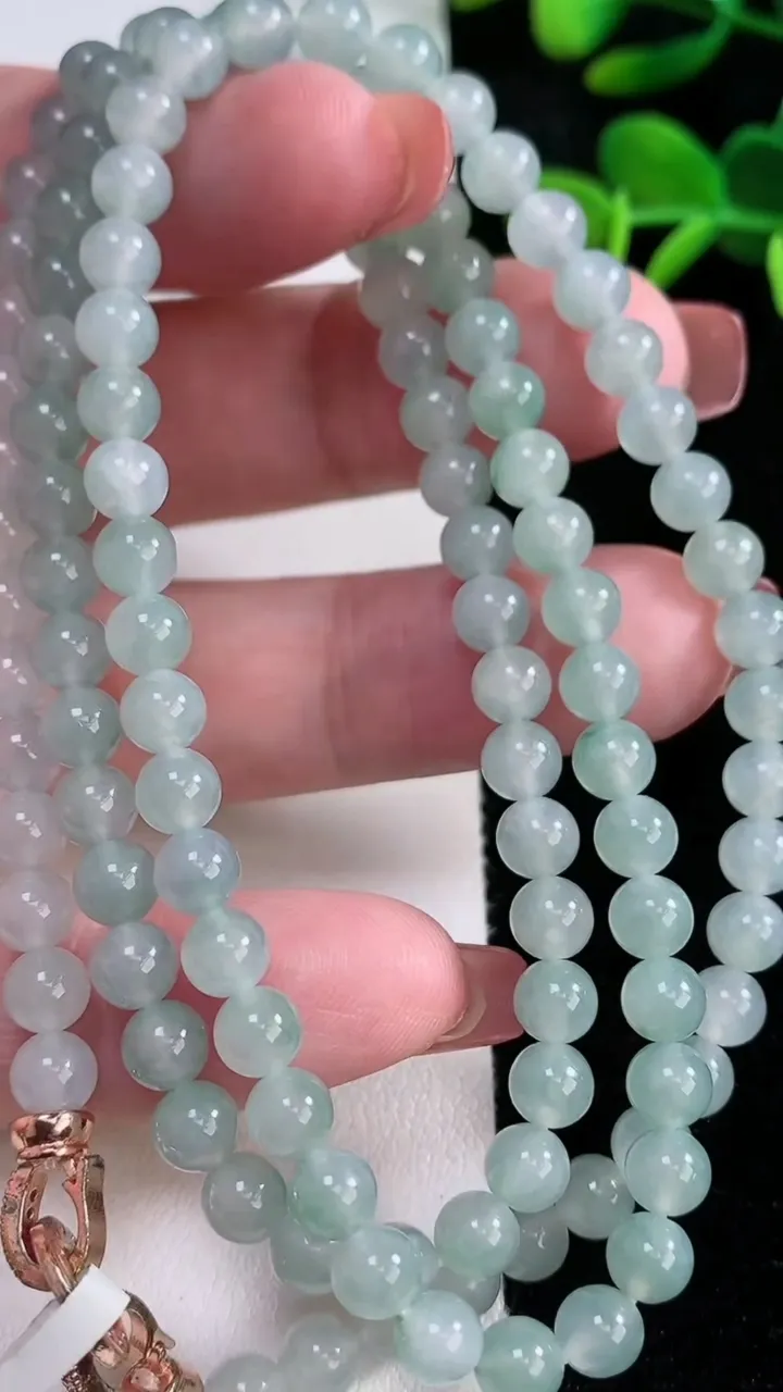 天然A货翡翠冰种飘花圆珠项链，尺寸5.3-118颗，重量:33.90g
12月16日