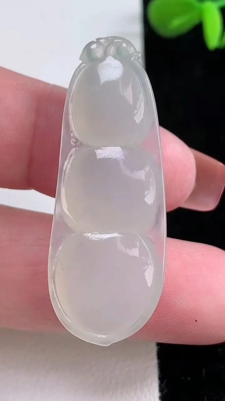 天然A货翡翠福豆吊坠，尺寸43-16.4-6.8，重量:8.03g
12月16日