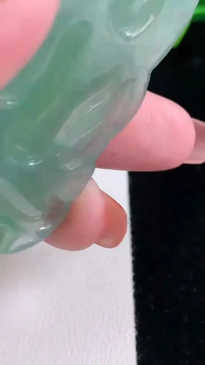 天然A货翡翠度母观音吊坠，尺寸622-38.5-6.2，重量:24.03g
12月16日