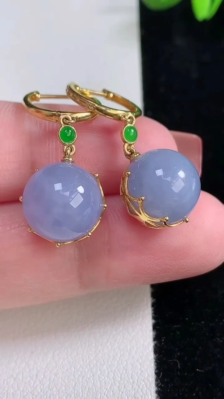 天然A货翡翠18K金紫罗兰圆珠耳坠，尺寸12.3，重量:9.05g12月16日
工厂直销收藏佳品,种好水足，色泽均匀，有种有色，上手高大气！