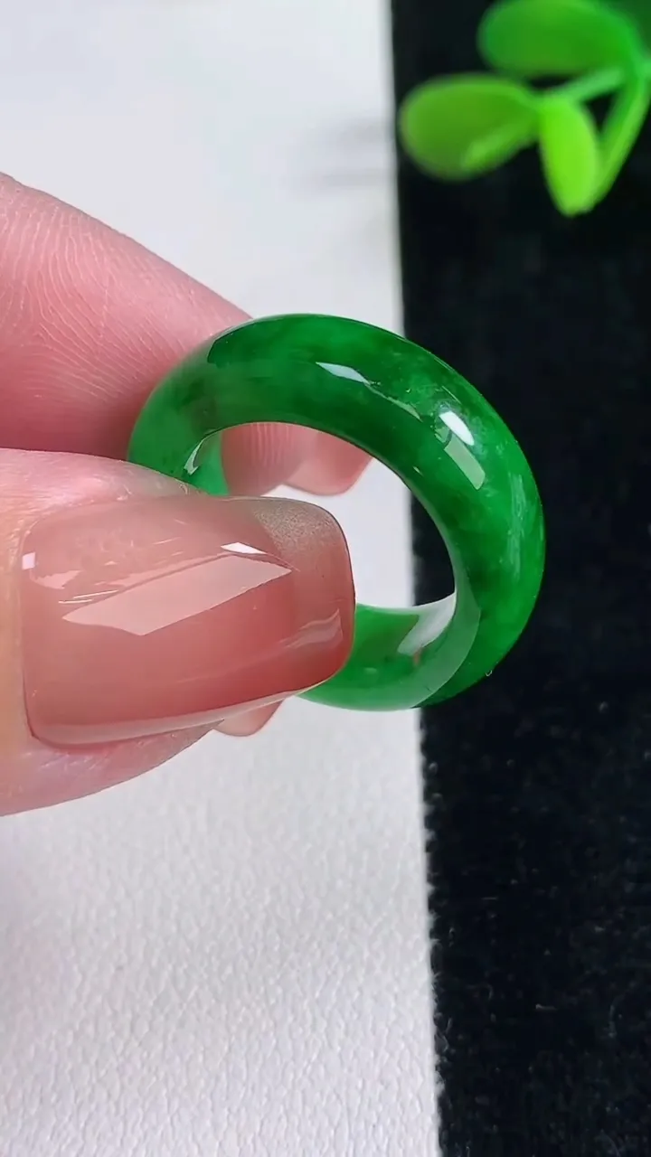 天然A货翡翠指环戒指，尺寸16.8-7.4-3.8，重量:5.73g2025年12月16日
工厂直销收藏佳品,种好水足，色泽均匀，有种有色，上手高大气！