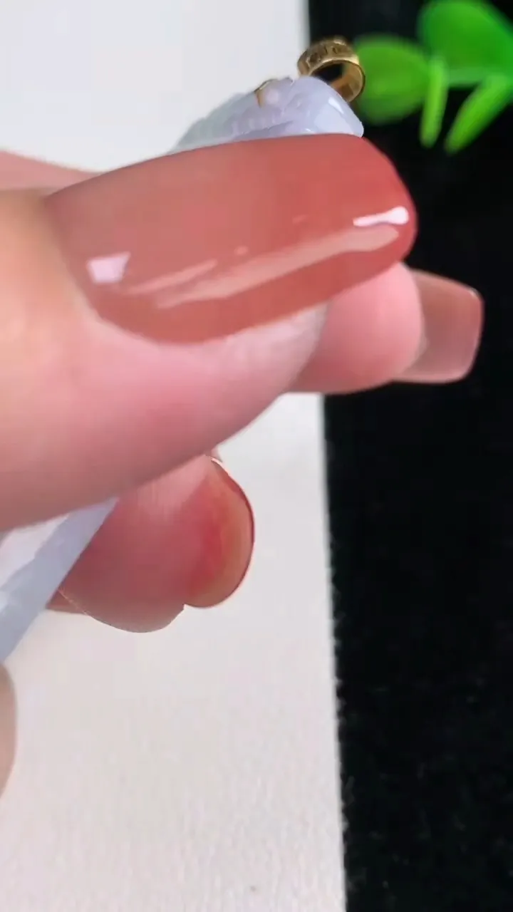 天然A货翡翠18K金春带彩紫罗兰无事牌吊坠，尺寸51.7-35.6-5，重量:26.53g
12月16日