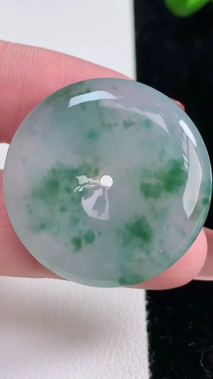 天然A货翡翠冰种飘花平安扣吊坠，尺寸32-4.8，重量:11.65g
12月16日