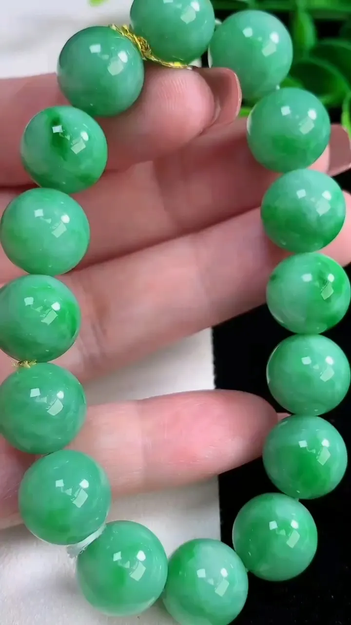 天然A货翡翠圆珠手串，尺寸12.5-16颗，重量:55.02g12月16日
工厂直销收藏佳品,种好水