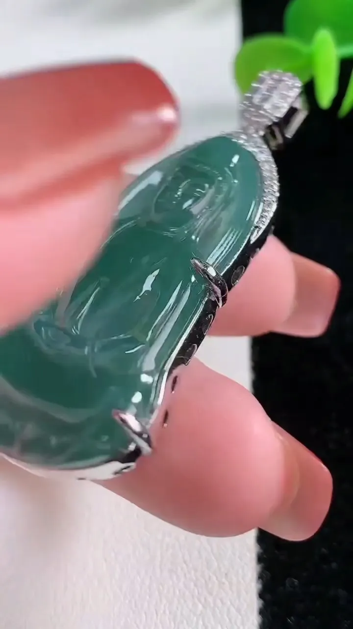 天然A货翡翠蓝水观音菩萨吊坠，尺寸43.1-23.8-8.8，重:17.13g
12月16日