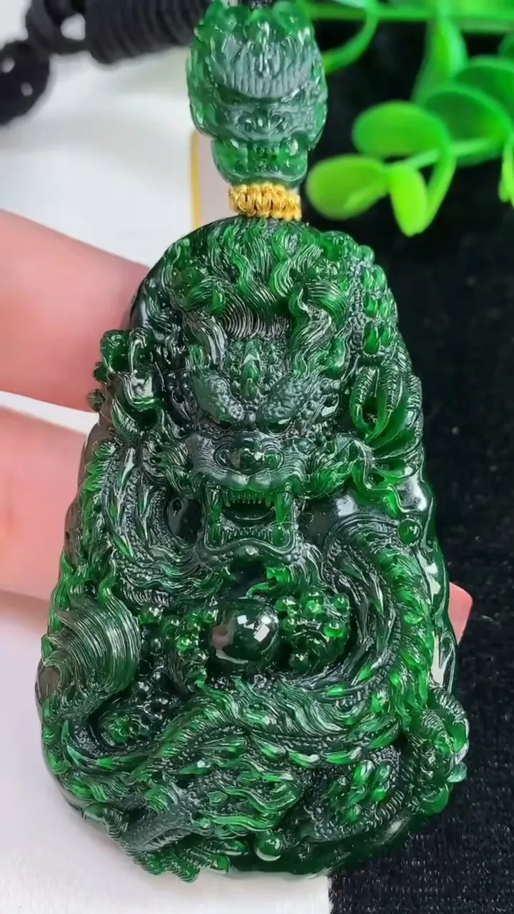 天然A货翡翠龙牌吊坠，尺寸90.8-66.8-42.7，重量:58.05g
12月16日