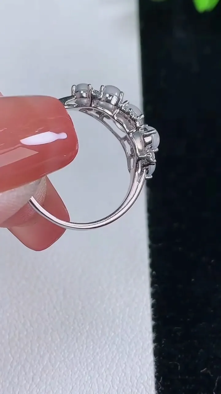 天然A货翡翠种冰种白冰蛋面戒指，尺寸16.8-3.8-5，重量:2.06g2025年12月16日
工厂直销收藏佳品,种好水足，色泽均匀，有种有色，上手高大气！