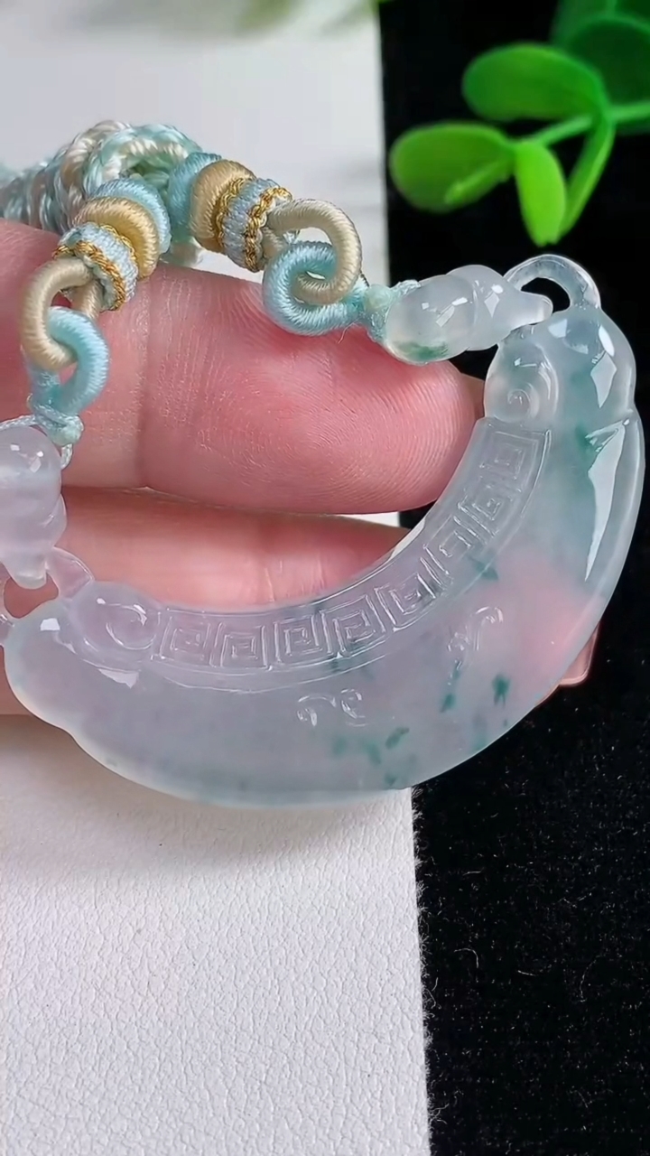 天然A货翡翠种飘花如意锁手牌，尺寸52.6-16.5-5.5，重量:18.40g
12月16日