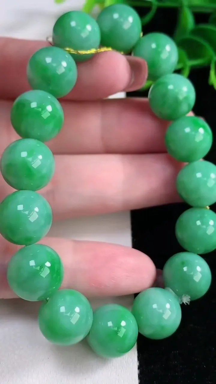 天然A货翡翠圆珠手串，尺寸12.5-16颗，重量:55.02g12月16日
工厂直销收藏佳品,种好水足，色泽均匀，有种有色，上手高大气！