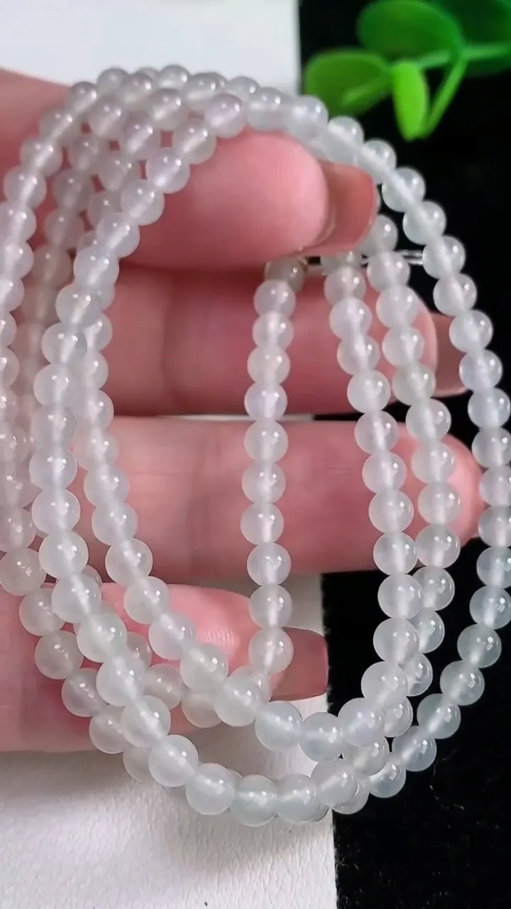天然A货翡翠种白冰小米珠项链，尺寸4-160颗，重量:20.50g12月16日
工厂直销收藏佳品,种好水足，色泽均匀，有种有色，上手高大气！