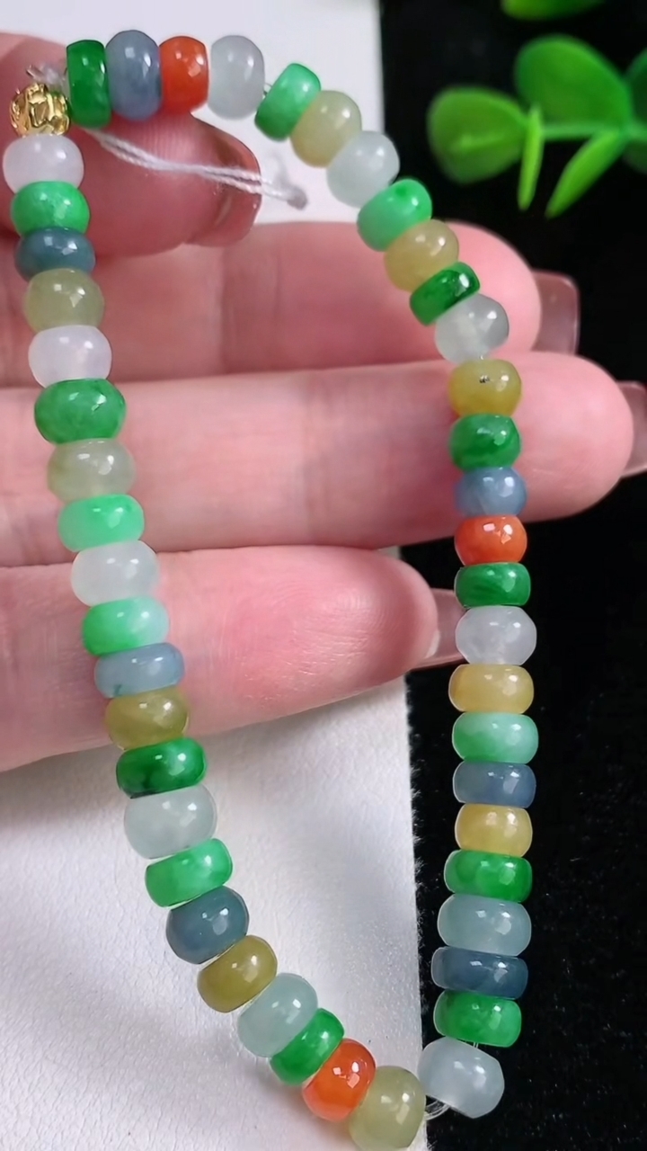 天然A货翡翠四彩算盘珠手串，尺寸6.4-4.3-47颗，重量:15.30g12月16日
工厂直销收藏佳品,种好水足，色泽均匀，有种有色，上手高大气！