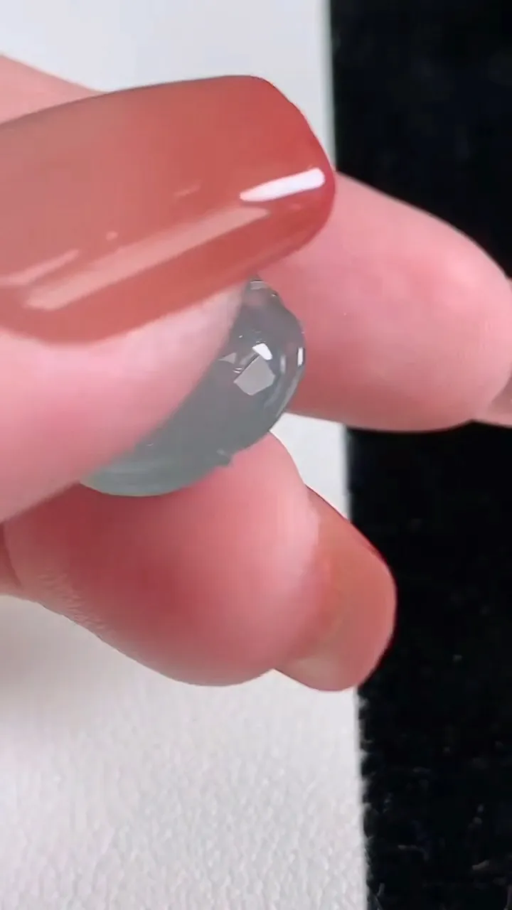 天然A货翡翠如意头吊坠，尺寸22-16.3-8.2，重量:4.81g
12月16日