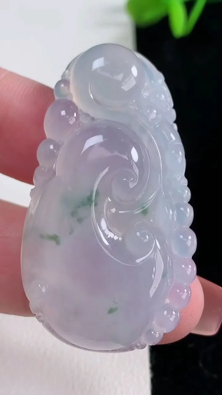 天然A货翡翠冰种飘花如意吊坠，尺寸48-26.6-6.4，重量:16.23g
12月16日