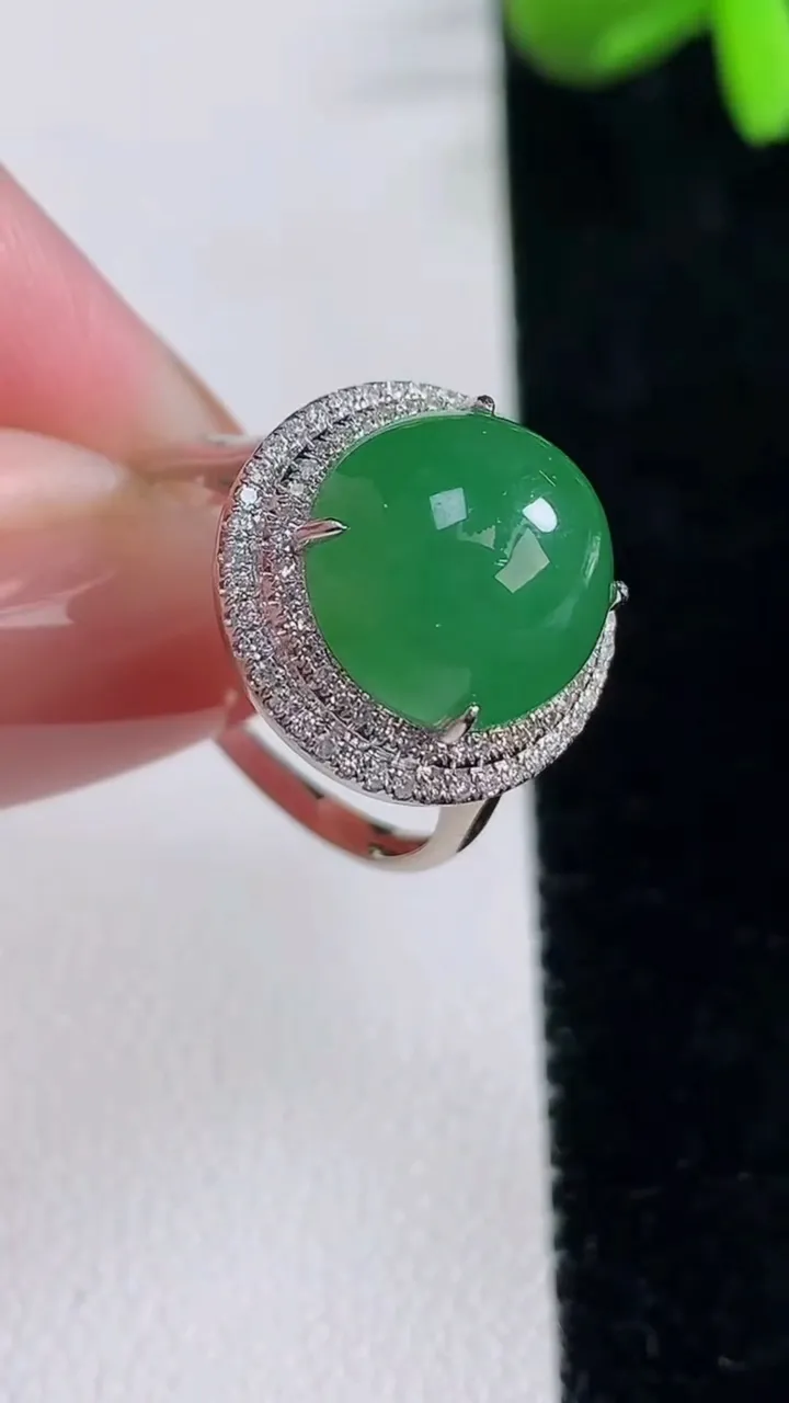 天然A货翡翠蛋面戒指，尺寸18-11-11.4，重量:4.43g2025年12月16日
工厂直销收藏佳品,种好水足，色泽均匀，有种有色，上手高大气！