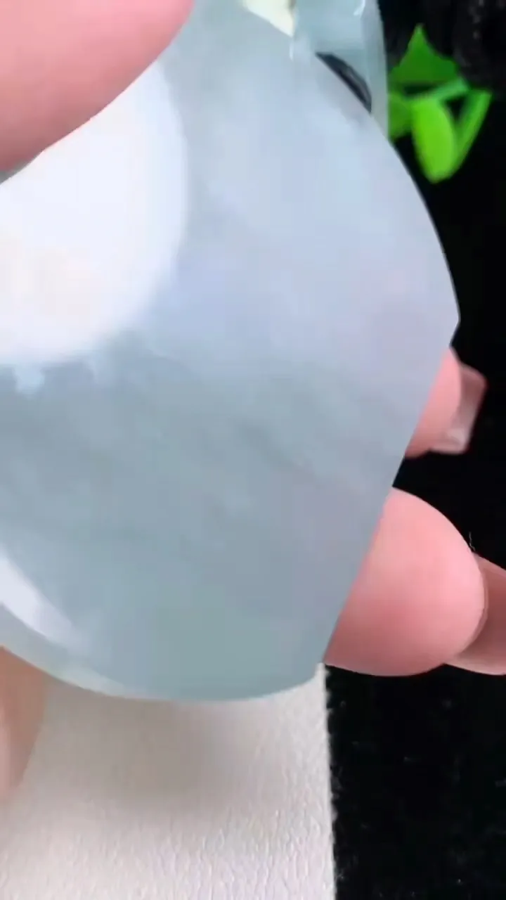 天然A货翡翠种飘花无事牌吊坠，尺寸55-43-6，重量:46.72g
12月16日