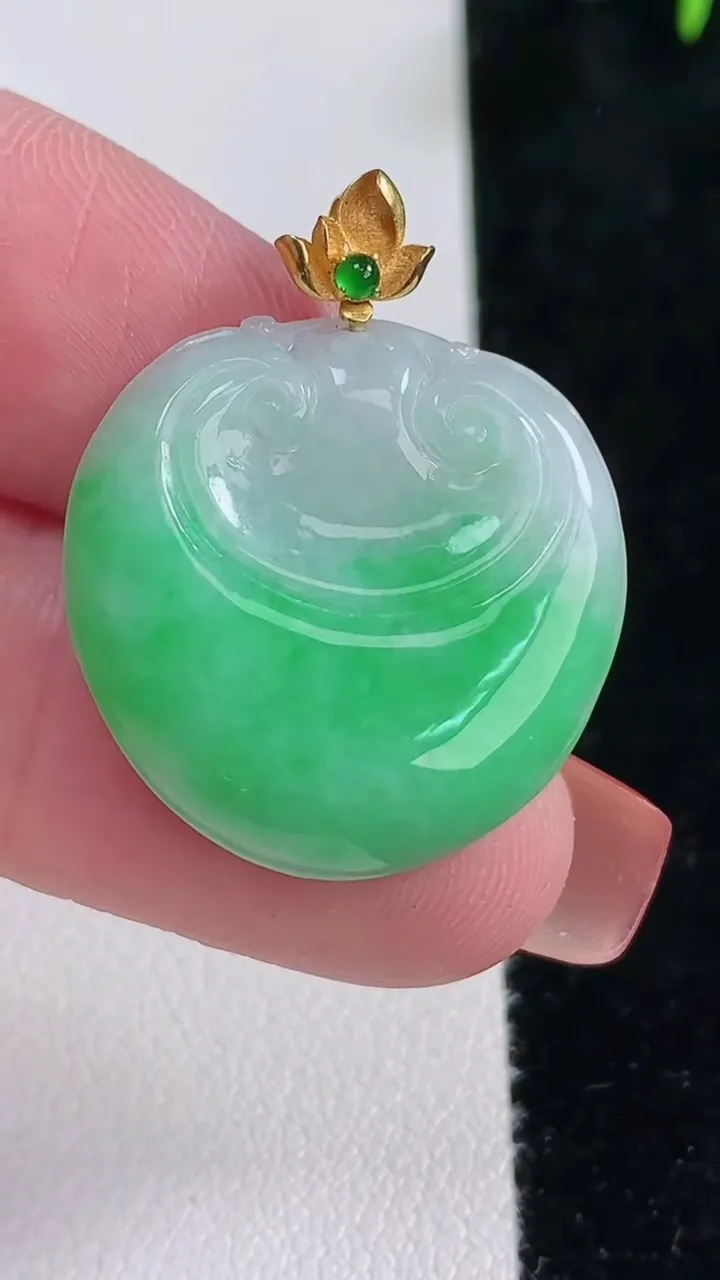 天然A货翡翠如意头吊坠，尺寸239-23.5-4，重量:4.42g
12月16日