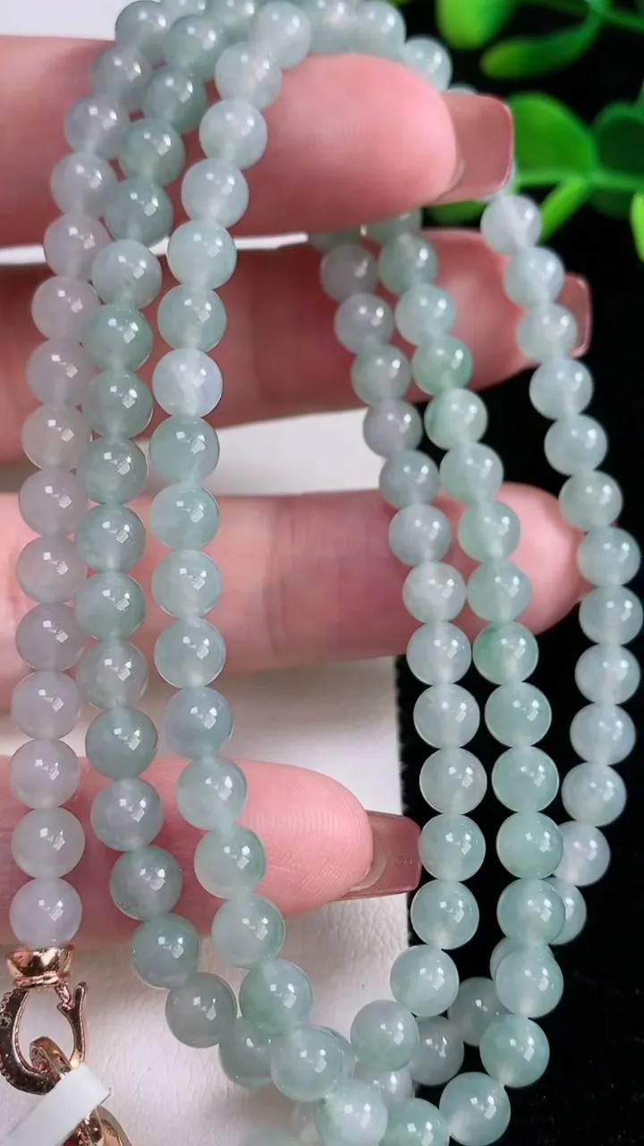 天然A货翡翠冰种飘花圆珠项链，尺寸5.3-118颗，重量:33.90g
12月16日
