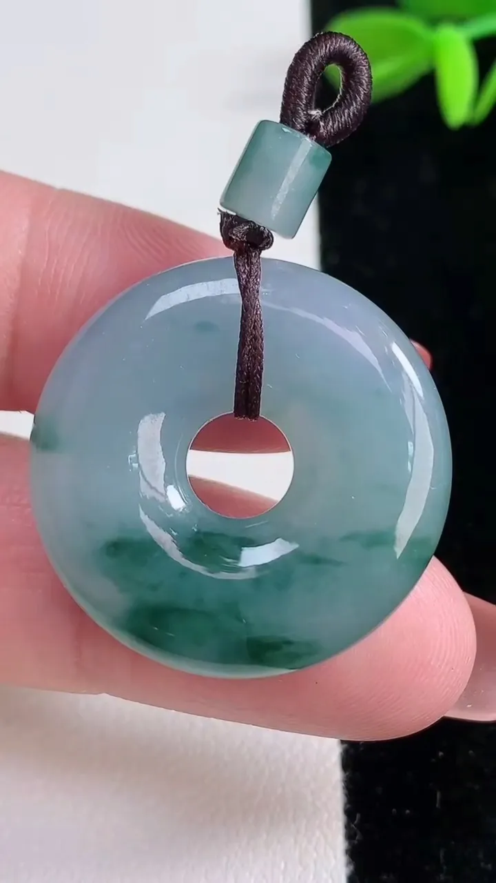 天然A货翡翠飘花平安环吊坠，尺寸28.6-6.8，重量:12.17g
12月16日