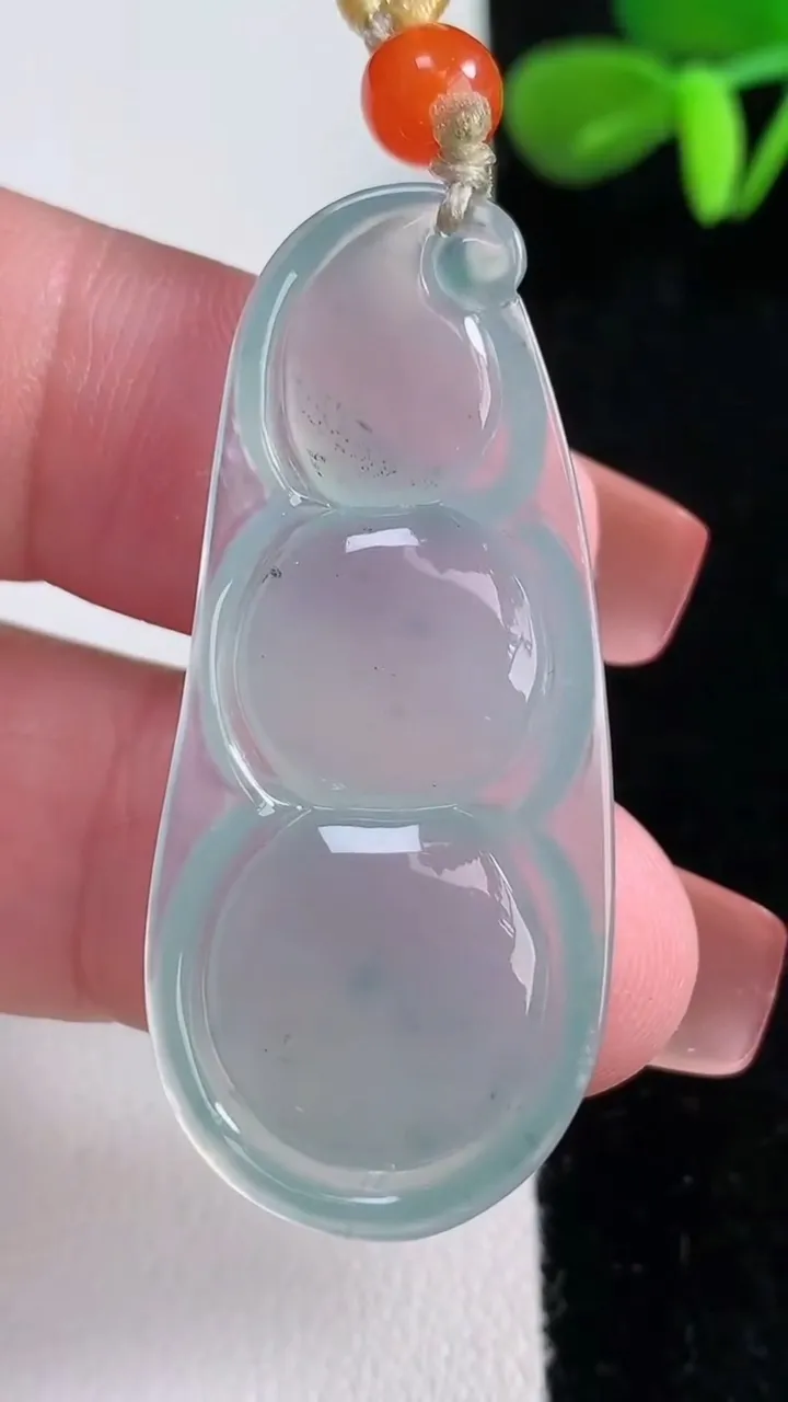 天然A货翡翠冰种飘花福豆吊坠，尺寸43-19.2-6，重量:8.48g
12月16日