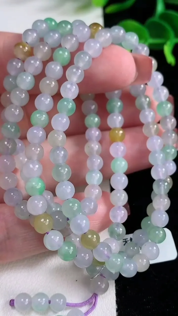 天然A货翡翠冰种三彩圆珠项链，尺寸5-137颗，重量:33.73g
12月16日