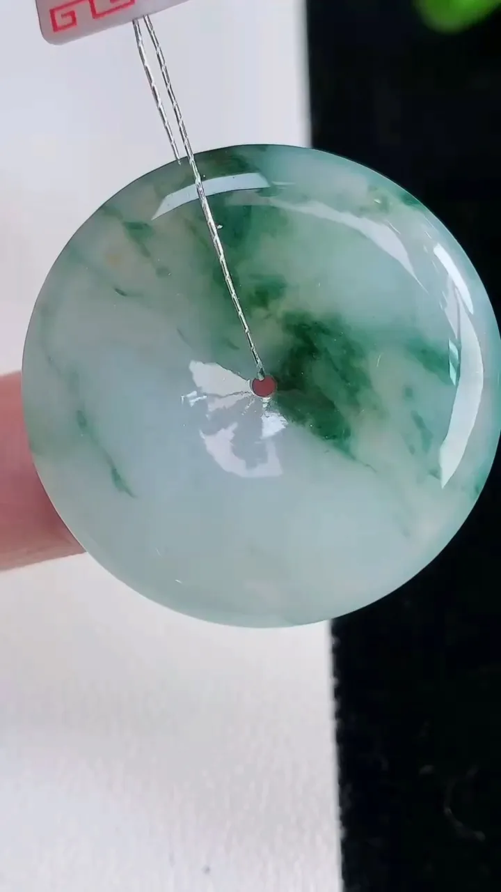 天然A货翡翠冰种飘花平安扣吊坠，尺寸32-5.3，重量:12.16g
12月16日