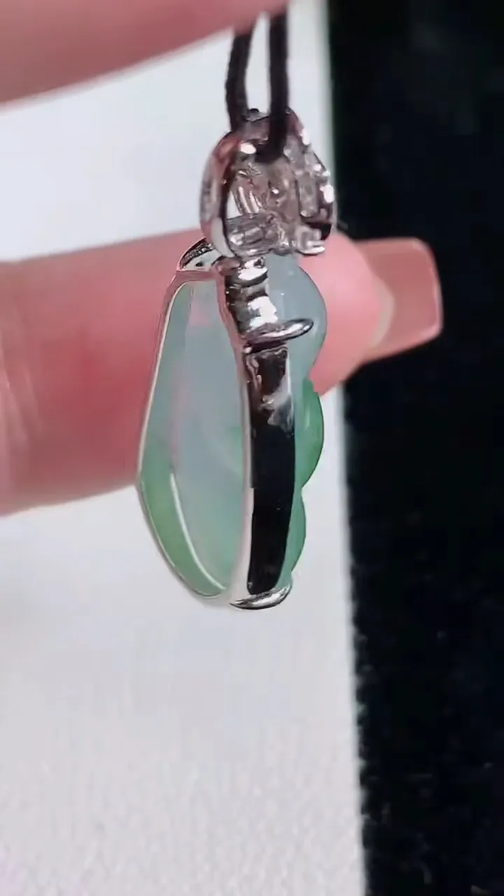 天然A货翡翠种飘花福豆吊坠，尺寸32.4-24.5-12.3-6.7，重量:4.03g
12月16日