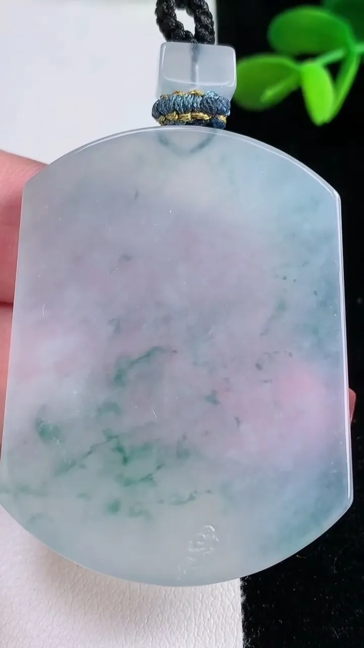 天然A货翡翠种飘花无事牌吊坠，尺寸50-38.8-5.6，重量:32.76g
12月16日