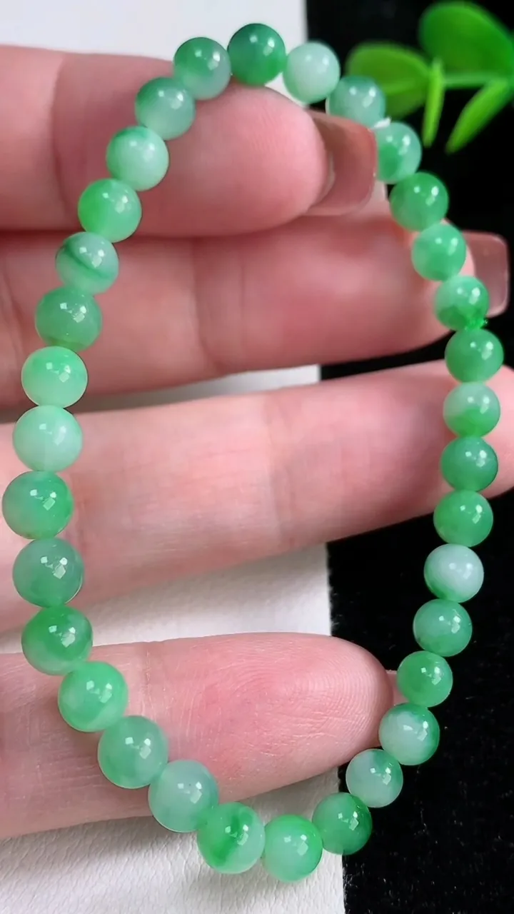 天然A货翡翠圆珠手串，尺寸5.5-33颗，重量:9.25g12月16日
工厂直销收藏佳品,种好水足，