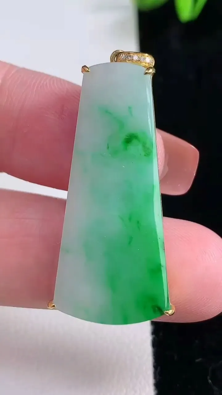天然A货翡翠无事牌吊坠，尺寸36.3-17-4.4，重量:6.19g
12月16日