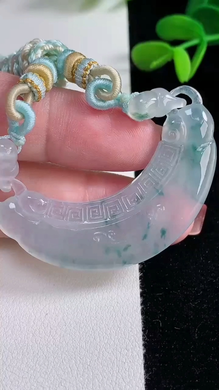 天然A货翡翠种飘花如意锁手牌，尺寸52.6-16.5-5.5，重量:18.40g
12月16日