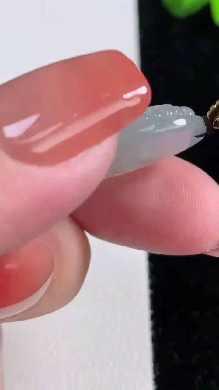 天然A货翡翠冰种飘花财神爷吊坠，尺寸44.2-20-6，重量:10.17g
12月16日