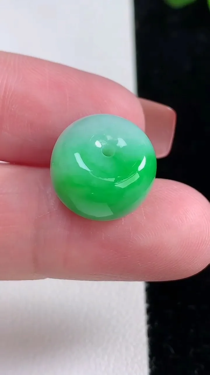 天然A货翡翠路路通吊坠，尺寸15-10.2，重量:4.98g
12月16日