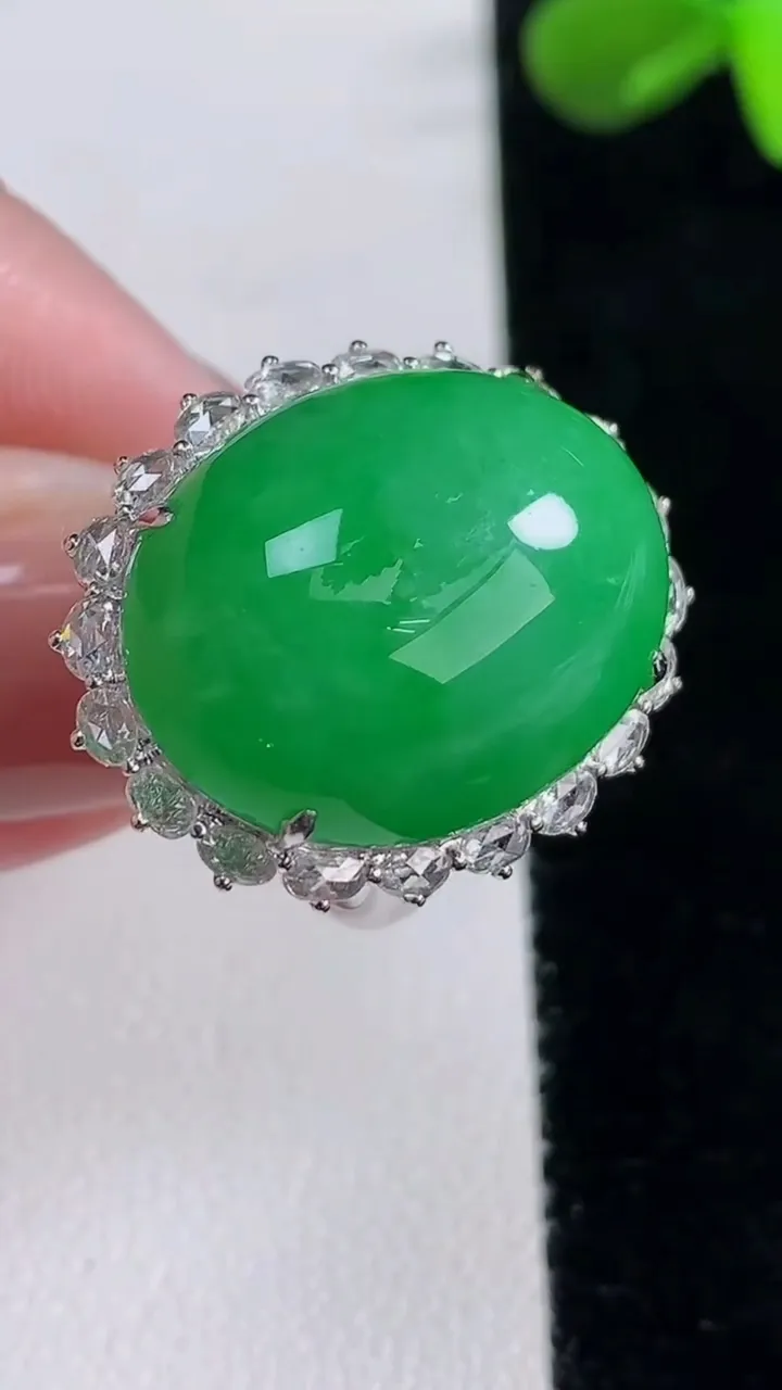 天然A货翡翠蛋面戒指，尺寸18-20.7-16.4-12.6，重量:8.17g2025年12月16日