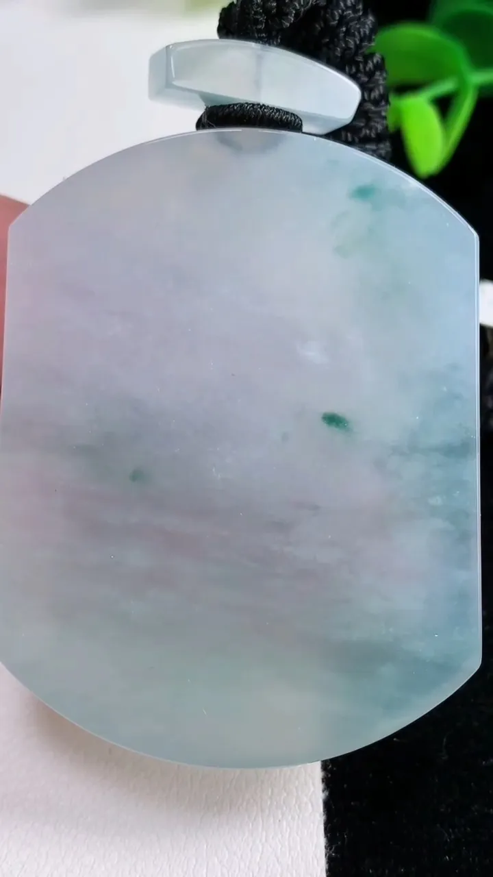 天然A货翡翠种飘花无事牌吊坠，尺寸55-43-6，重量:46.72g
12月16日