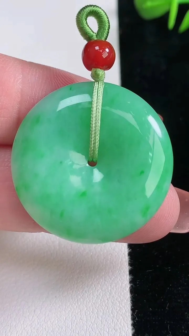 天然A货翡翠平安扣吊坠，尺寸29.8-5.6，重量:10.82g
12月16日