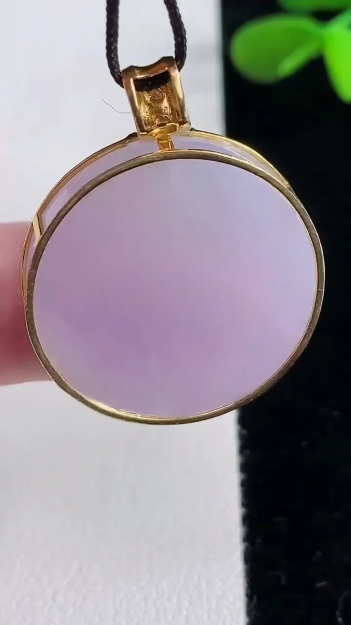 天然A货翡翠18K金紫罗兰无事牌吊坠，尺寸25.2-5.6，重量:9.34g
12月16日