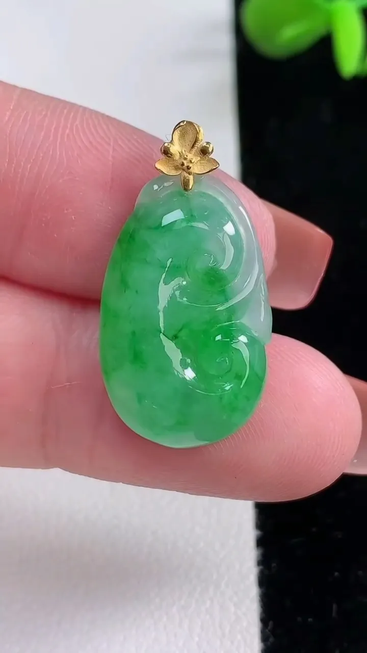 天然A货翡翠如意吊坠，尺寸22.7-14.6-4.5，重量:2.98g
12月16日