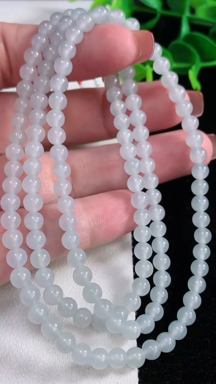 天然A货翡翠圆珠项链，尺寸5-130颗，重量:30.00g
12月16日