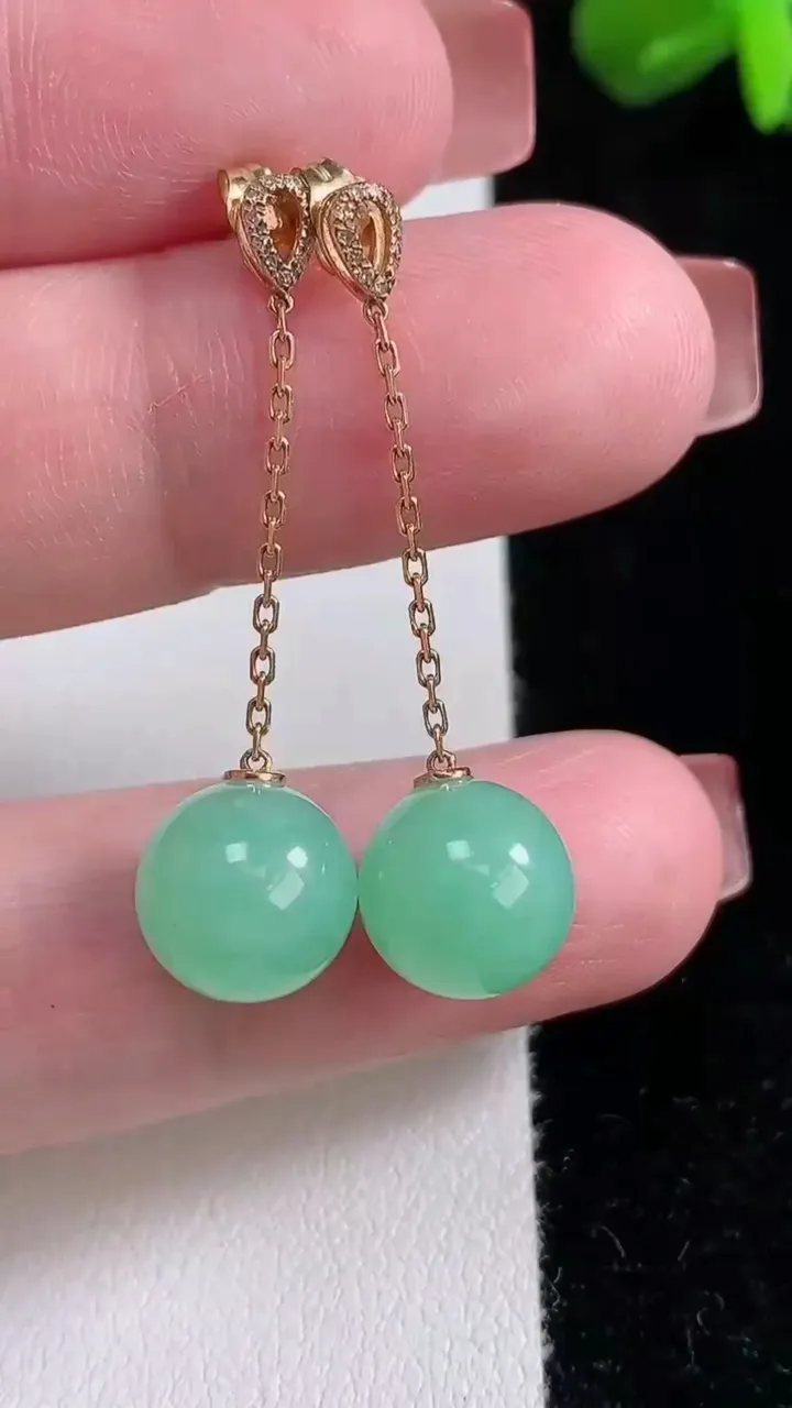 天然A货翡翠圆珠耳坠，尺寸10，重量:4.68g12月16日
工厂直销收藏佳品,种好水足，色泽均匀，