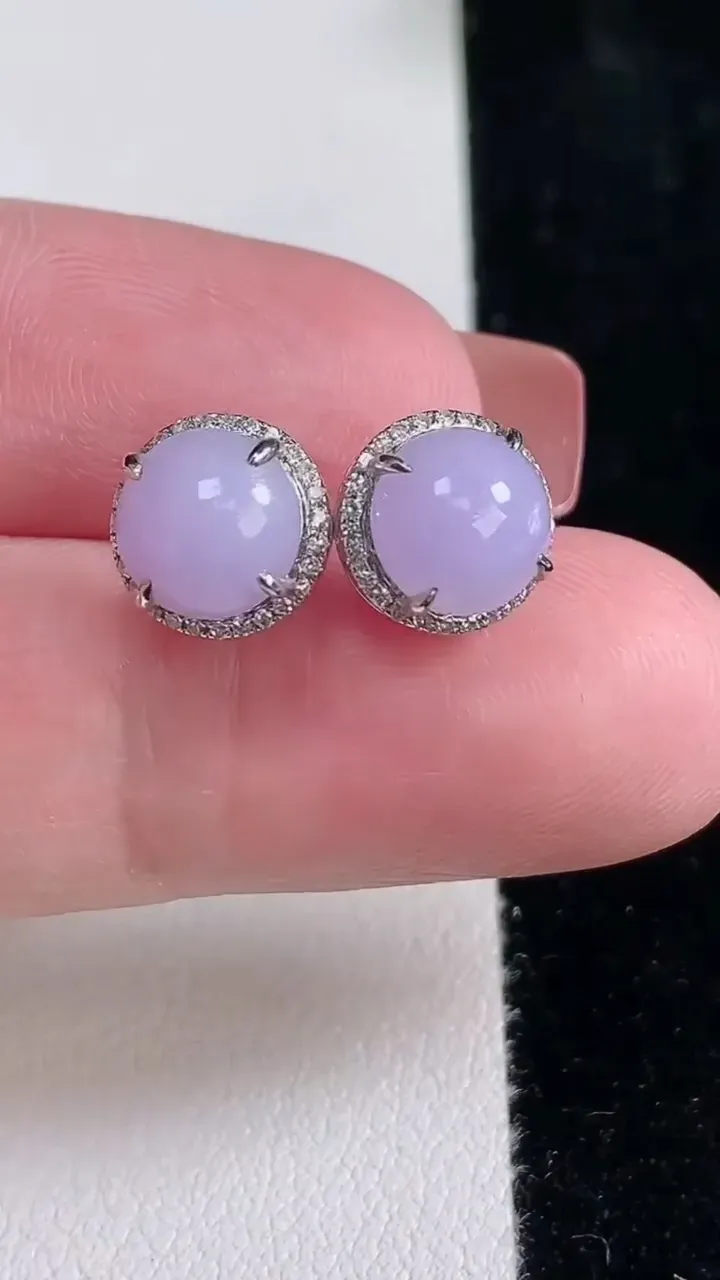 天然A货翡翠18K金紫罗兰蛋面戒指，尺寸7.5-6，重量:1.93g2025年12月16日
工厂直销收藏佳品,种好水足，色泽均匀，有种有色，上手高大气！