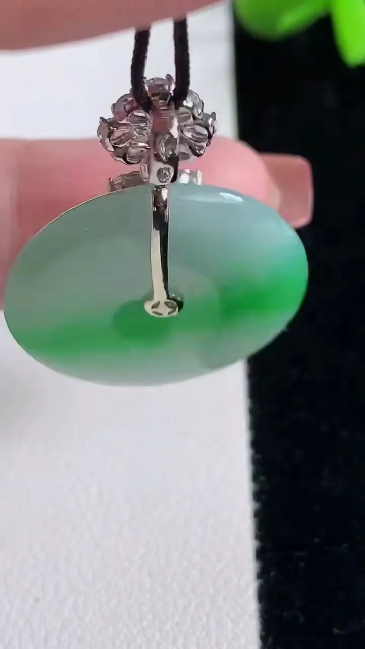 天然A货翡翠平安扣吊坠，尺寸25.1-3.8，重量:6.27g
12月16日