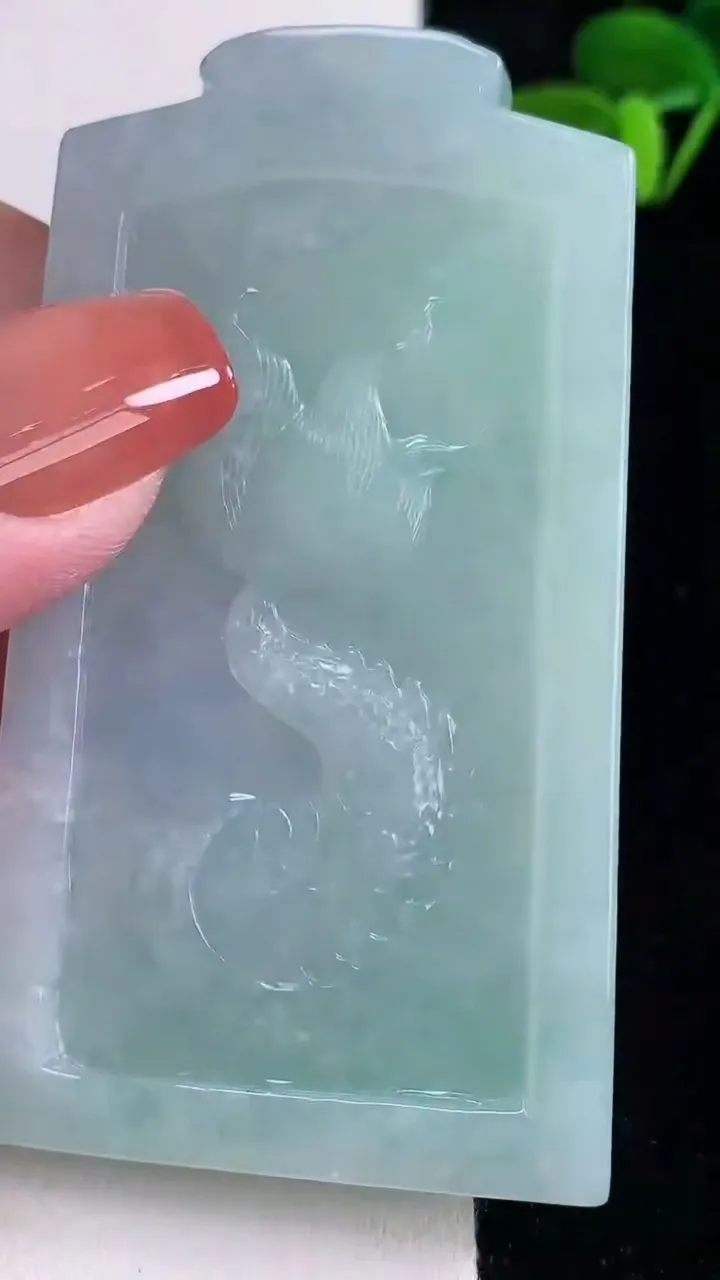 天然A货翡翠龙牌吊坠，尺寸72.2-41-9.2，重量:68.60g
12月16日